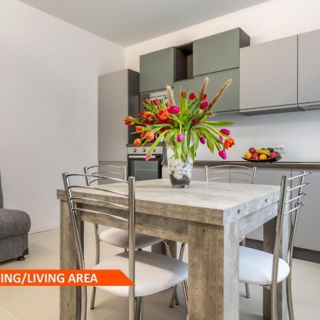 Gigi House -Appartamento Piazza Mazzini- 200M Dal Mare Лидо-ди-Езоло Экстерьер фото
